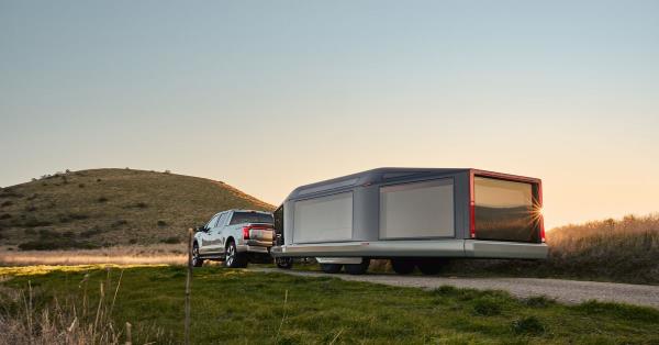 光船L1是一辆为电动汽车建造的大篷车，也可以为您的家庭供电
