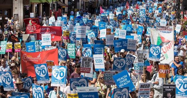 绝望的病人和医生一起游行，支持保守党造成的危机中的NHS