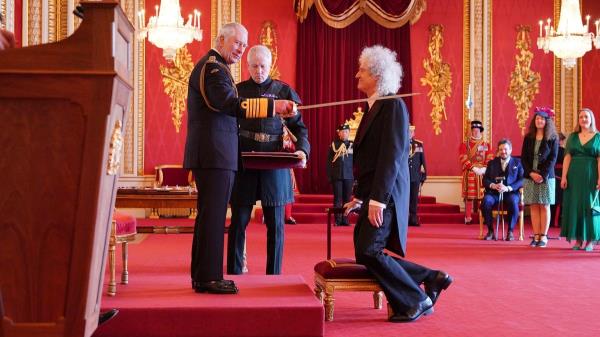 英国国王查尔斯三世授予女王乐队吉他手布莱恩·梅爵士爵位